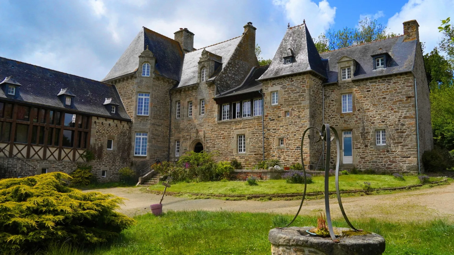Devanture du château de Brélidy