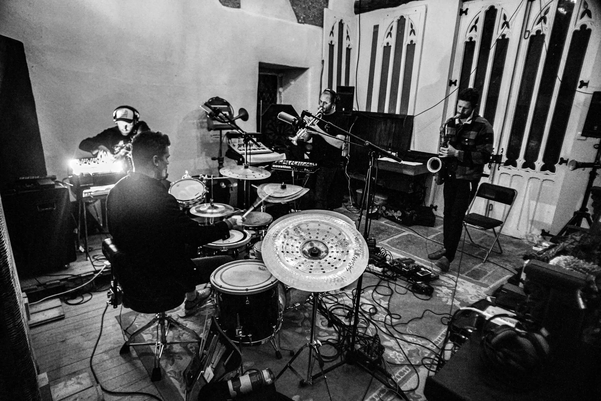 Groupe de musiciens en répétition dans le studio de musique