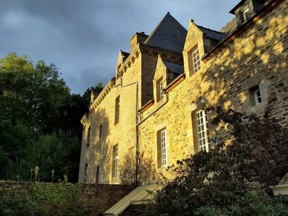 Façade extérieur château de Brélidy au soleil couchant