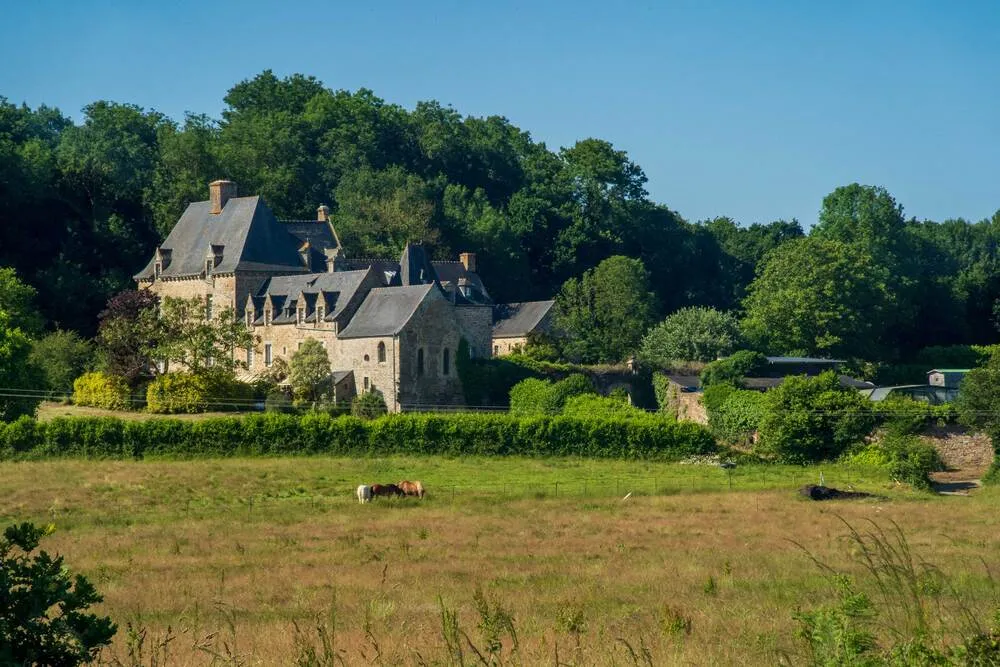 Château de Brélidy vue de loin