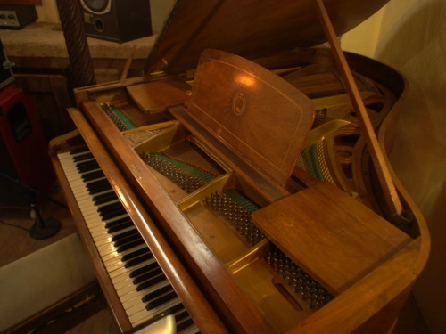 Piano studio d'enregistrement Théoulas - Hébergement au château de Brélidy